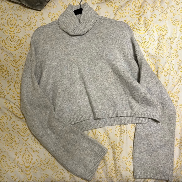 Cropped Grey Turtle Neck - Picture 3 of 3